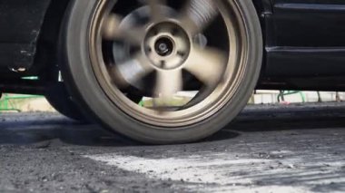 Yarış araba yanık lastik yarışı hazırlık hattında başlangıç sıraya sürükleyin