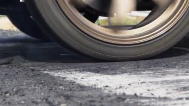 Yarış araba yanık lastik yarışı hazırlık hattında başlangıç sıraya sürükleyin
