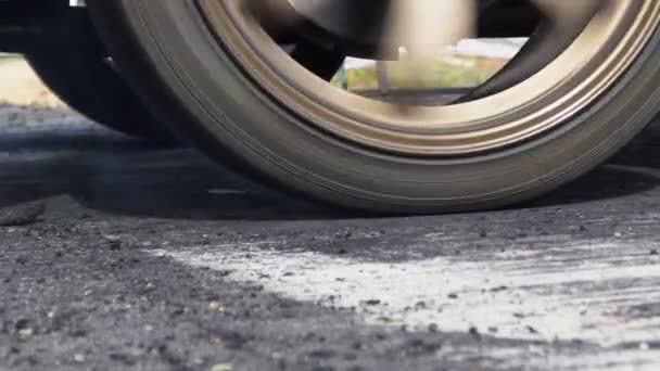 Yarış Araba Yanık Lastik Yarışı Hazırlık Hattında Başlangıç Sıraya Sürükleyin — Stok video