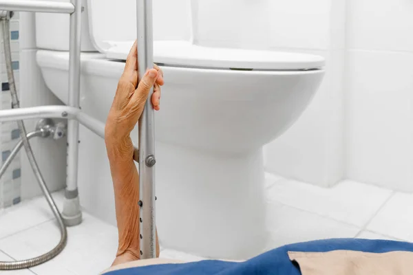Femme âgée tombant dans la salle de bain parce que les surfaces glissantes — Photo