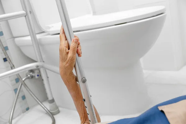 Seniorin stürzt im Badezimmer wegen Glätte — Stockfoto