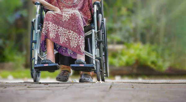 Mujer mayor en silla de ruedas en casa con su hija cuidar — Foto de Stock