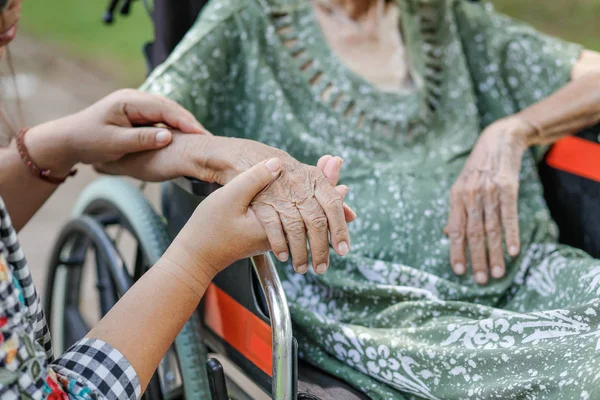 Äldre asiatisk kvinna på rullstol hemma med dotter ta hand — Stockfoto