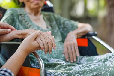 Yaşlı Asya kadın üzerinde tekerlekli sandalye at evde ile kız almak bakım