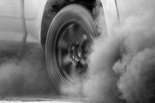 도로 위의 디젤 차량 배기관에서 발생하는 도시의 대기 오염 위기 — 스톡 사진