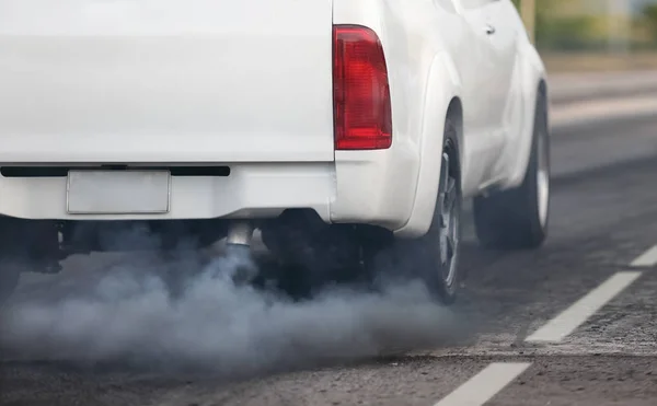 Crise de poluição do ar na cidade a partir de tubo de escape de veículos diesel na estrada — Fotografia de Stock