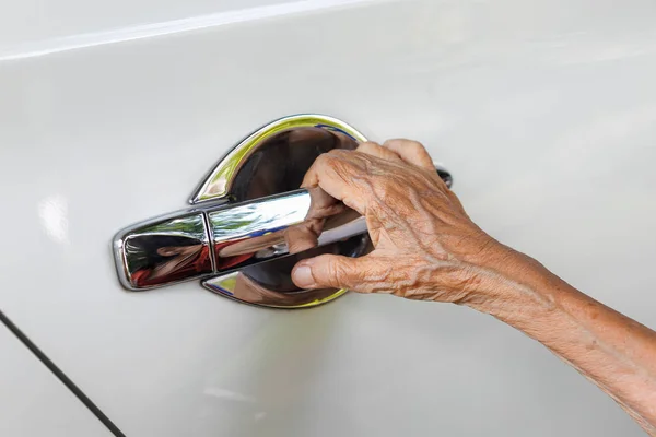 La donna anziana apre la portiera della macchina — Foto Stock