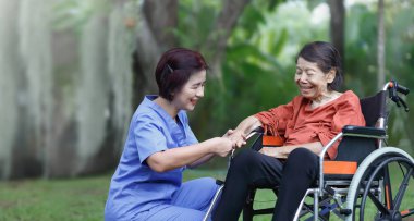 Yaşlı kadın mutluluğu bakıcıyla konuşuyor.