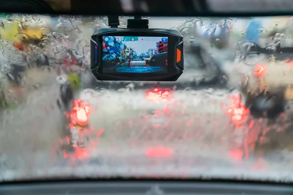 Auto video recorder in regenachtige dag en file — Stockfoto