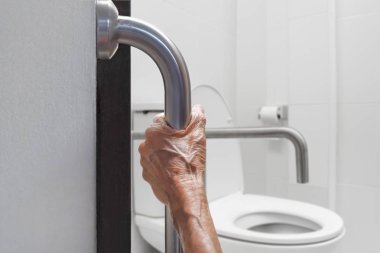 Banyoda Küpeşte üzerinde tutan yaşlı kadın