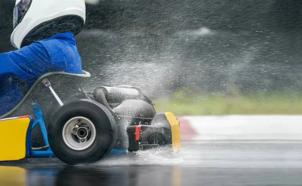 Go Kart aumentar la velocidad con neumático de lluvia en pista de carreras — Foto de Stock