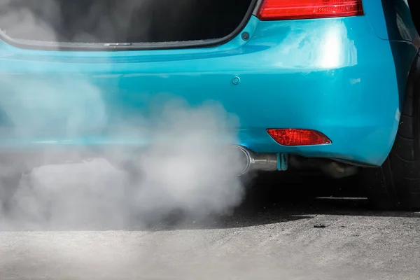 Crisis de la contaminación atmosférica del tubo de escape del automóvil en carretera — Foto de Stock