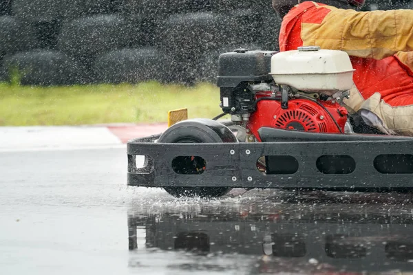 Go Kart aumentar la velocidad con neumático de lluvia en pista de carreras — Foto de Stock