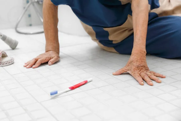 Starsza kobieta spada w łazience, ponieważ śliskie powierzchnie — Zdjęcie stockowe