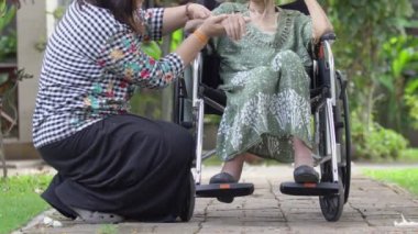 Kızı evde tekerlekli sandalyede yaşlı anne bakmak