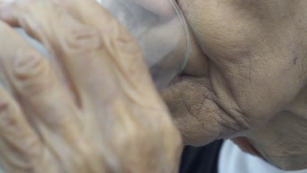 Anciana Mujer Beber Agua Después Comida — Vídeo de stock
