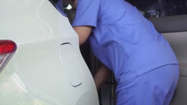 Yaşlı kadın bakıcı ile arabaya olsun dikkat edin