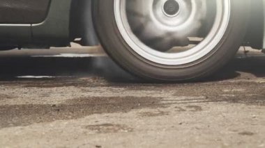 Drag yarış araba başlangıç çizgisinde lastik yanıklar , Önden çekişli araba