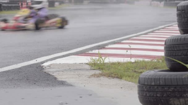Kart Yarış Pistinde Yağmur Lastiği Ile Hızı Artırmak — Stok video