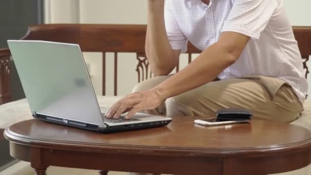 Idade Média Asiático Casal Usando Laptop Para Reservar Hotel Online — Vídeo de Stock