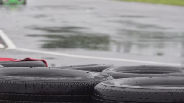 Kart Erhöht Geschwindigkeit Mit Regenreifen Auf Rennstrecke — Stockvideo