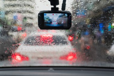 Trafik sıkışıklığı içinde arabanın içinden cam üzerinde yağmur damlaları
