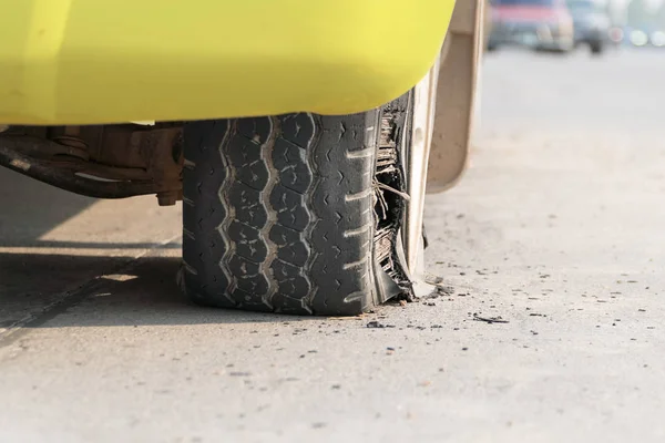 道路上のバースト タイヤ — ストック写真