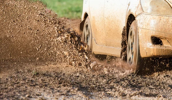 泥だらけの道をラリーカーします。 — ストック写真