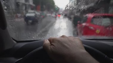 Şehir merkezinde yağmurlu bir günde araba sürmek