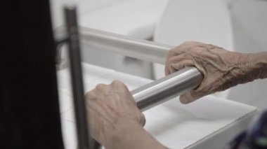 Banyoda Küpeşte üzerinde tutan yaşlı kadın