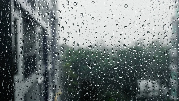 Gotas de chuva em um painel de janela, dia de chuva torrencial — Fotografia de Stock
