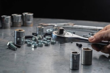 Garajda otomotiv mekanik toplama araçları yakın