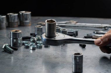 Garajda otomotiv mekanik toplama araçları yakın
