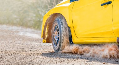 Toprak yolda yarış arabası.