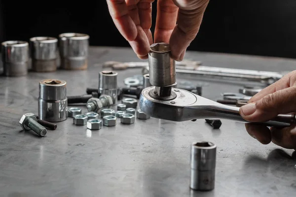 Närbild Automotive mekaniker plock verktyg i garage — Stockfoto