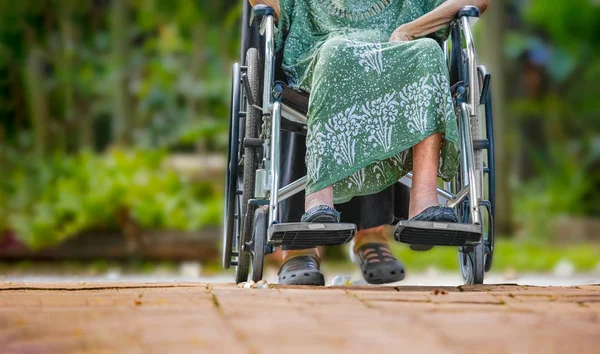 Mujer mayor en silla de ruedas en casa con su hija cuidar — Foto de Stock