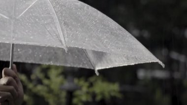 gece saatlerinde yağmur altında şemsiye