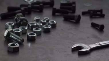 Garajda otomotiv mekanik toplama araçları yakın