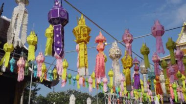 Yee-peng (Loy Krathong) festivalinde kağıt fenerler, Chiang Mai Tayland