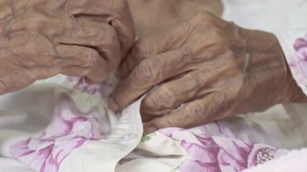 老年妇女在衣服上扣上纽扣 渐进性脑障碍 闭上手 — 图库视频影像