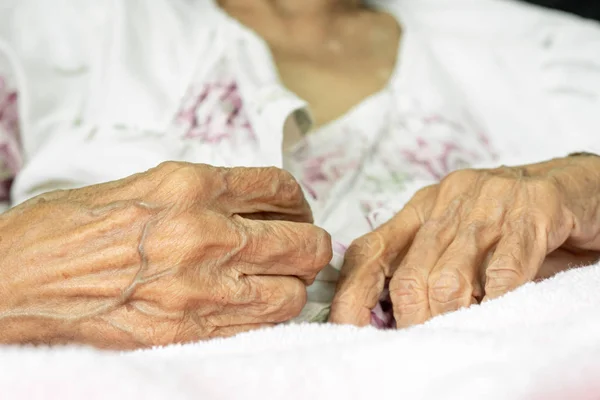 Idős nő rögzítse gombok ruha, progresszív agy disord — Stock Fotó