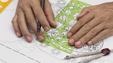 Sınıfta Peyzaj mimarı öğrenci tasarımı arka bahçe planı