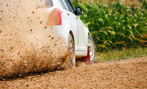 Rally race auto drijven op onverharde weg. — Stockfoto