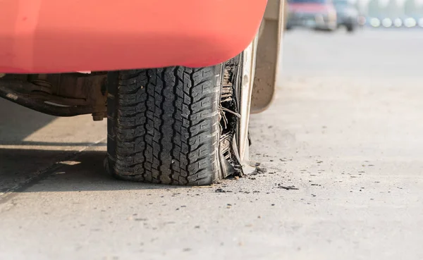 道路上のバースト タイヤ — ストック写真