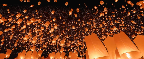 Lanternes célestes à Chiang Mai, Thaïlande  . — Photo