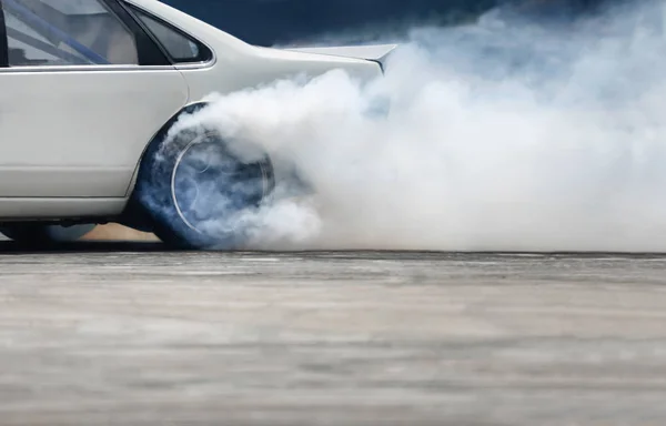 Závod drift auto hořící pneumatiky na rychlostní stopě — Stock fotografie