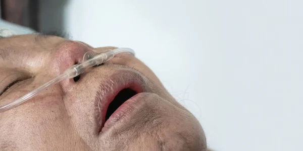 Femme âgée avec tube respiratoire nasal pour l'aider à respirer — Photo