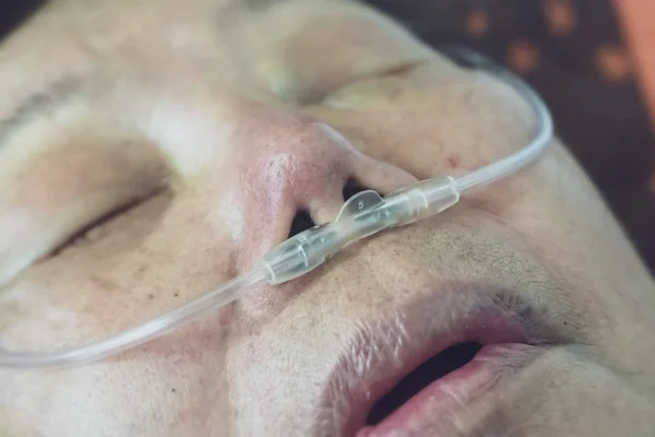 彼女の breathi を支援する鼻呼吸管高齢女性 — ストック写真