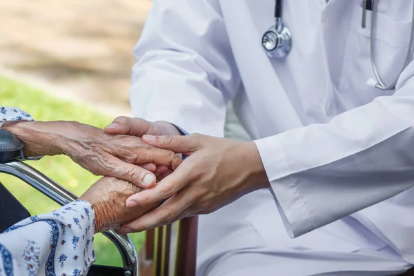 Medico Sta Incoraggiando Gli Anziani Mantenersi Salute — Foto Stock