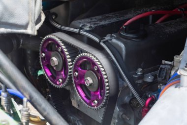 Zamanlama kayışı ve motor yarış arabasındaki çift kam mili sıçraması.